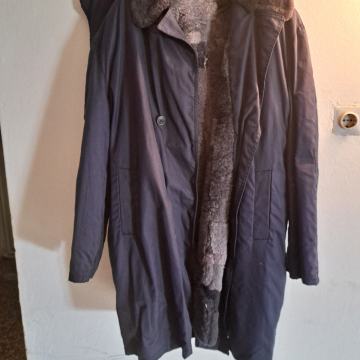 Kožna jakna sa krznom.