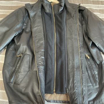 Kožna muška jakna odlične kvalitete sa okovratnikom koji se skida.