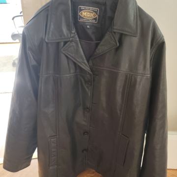 Muški crni kožnati kaput  veličine XL, normalni kroj