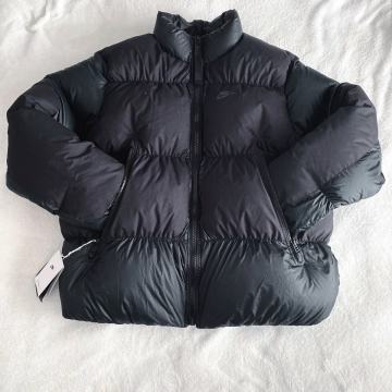 Nike Therma Fit jakna, spustena maksimalno!