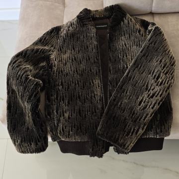 Prodajem bundu od krzna EA