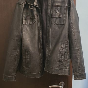 Prodajem crnu mušku kožnu jaknu, malo nošenu za 40 eura!