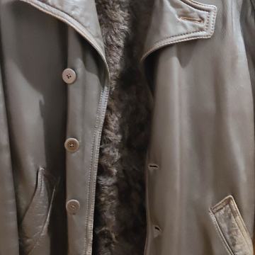 Prodajem kožnu jaknu s postavom velčine L