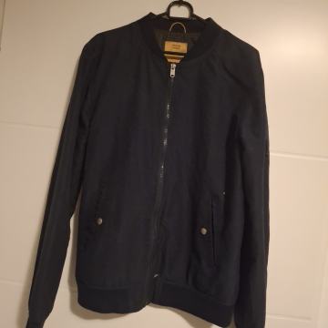 Prodajem laganu musku jaknu