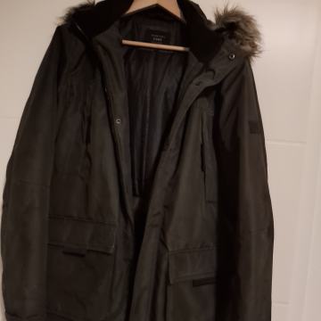 Prodajem novu mušku jaknu