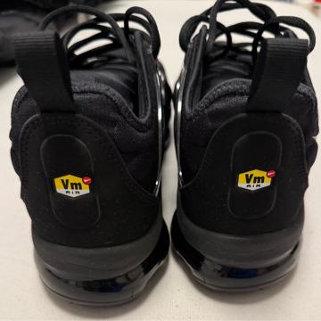 PRODAJEM TENISICE NIKE I JAKNU EA