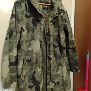 Pull bear vel.L kvalitetna maskirna jakna