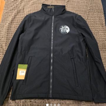 Sportska softshell jakna.