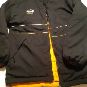 Zimska jakna Puma. Može se nositi na dvije strane