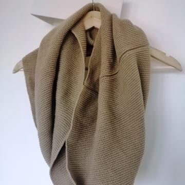 Pleteni šal u boji bijele kave