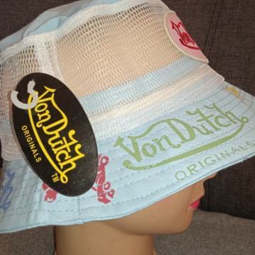 Bucket kapa Von Dutch (svijetlo plava sa pink logom)