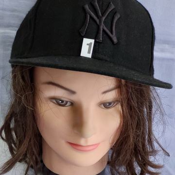 KAPA šilt. Br-1. Crna-crni vez NY. Mob