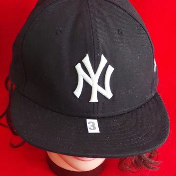 KAPA šilt. Br-3. Crna-bjeli vez NY. Mob