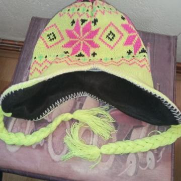 Kapa za zimu sa pletenicama i pokrivalima za uši