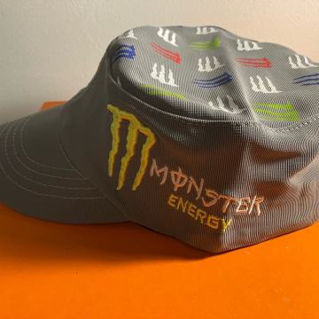 Monster Energy siva kapa šilterica - nova sa etiketom