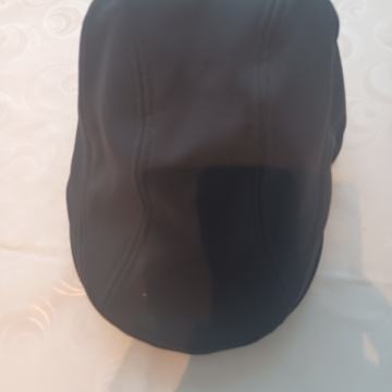 Muška kapa veličine 58 pogodna za kišne dane