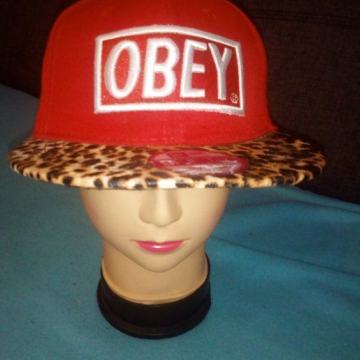 Obey crvena šilterica