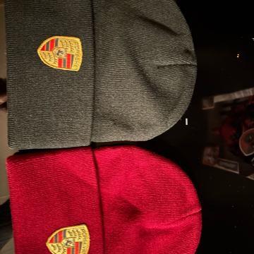 PORCHE-ZIMSKA KAPA-CRNA-BORDO-LOGO