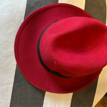 ŠEŠIR TAMNO CRVENI BR 56