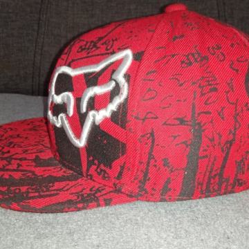 Šilterica Fox ravan šilt (bijeli logo) 57,5 cm