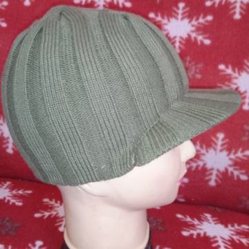 Vunena kapa sa šiltom maslinasto zelena
