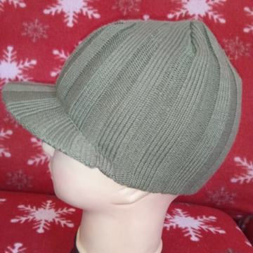 Vunena kapa sa šiltom maslinasto zelena