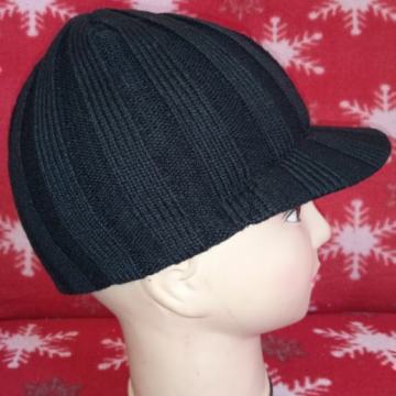 Zimska kapa sa šiltom crna