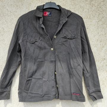 Crna košulja dugih rukava s džepićima na prsima i klasičnim ovratnikom