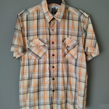 muška košulja karirama