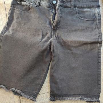 " BERSHKA " KRATKE HLAČE  VEL.46