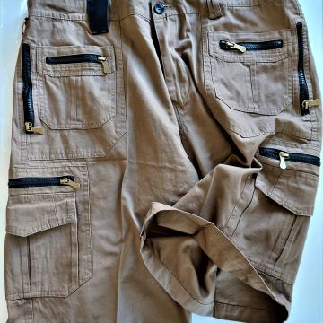 Nove kratke hlače, izuzetno kvalitetne, bež, sa crnim, jakim patentima