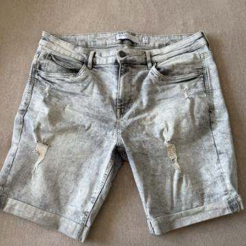 Prodajem Bershka kratke traperice