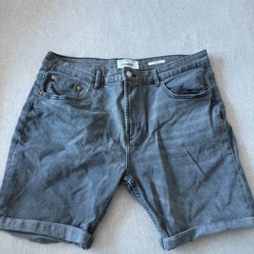 Prodajem Pull& Bear kratke traperice