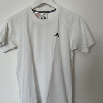 Adidas majice odgovaraju veličini XS/S