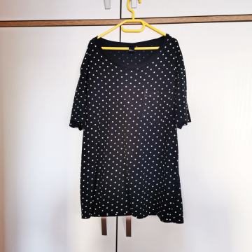 H&M muška tamnoplava pamučna majica sa bijelim točkicama broj L