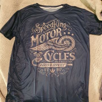 Majca s motociklističkom slikom