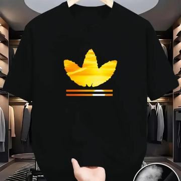 Muška crna majica kratkih rukava s uzorkom lišća