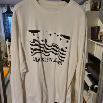 Calvin Klein dugih rukava M velicina
