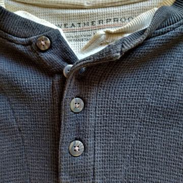 Crna, muška majica dugih rukava na gumbiće za jesen, zimu i proljeće