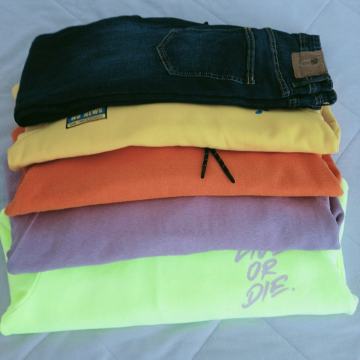 Muške majice i traperice veličina M