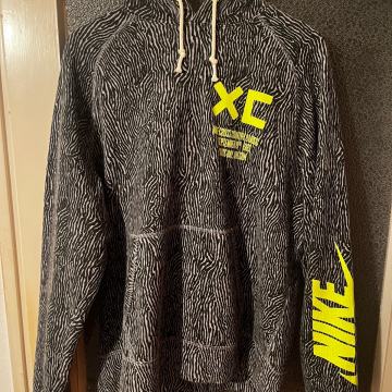 Nike— majica sa kapuljačom