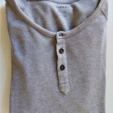 Siva muška majica dugih rukava na gumbiće