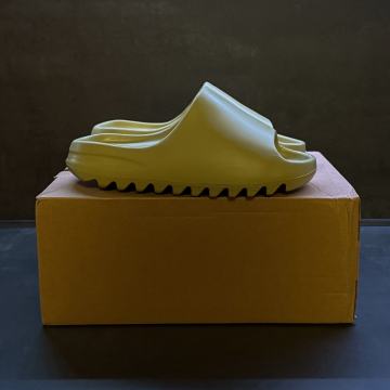Adidas Yeezy Slide "Resin" [40.5]
