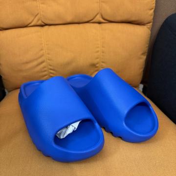 Yeezy Slides br. 44