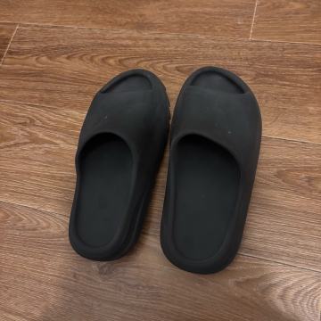yeezy slides crne