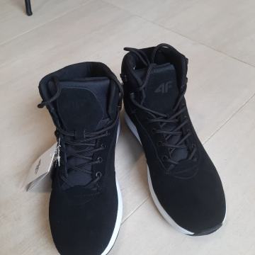 4F crne tenisice vel. 40