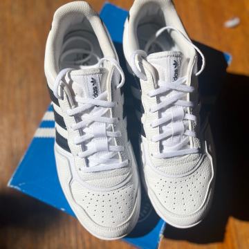 Adidas Courtic tenisice broj 45 1/3