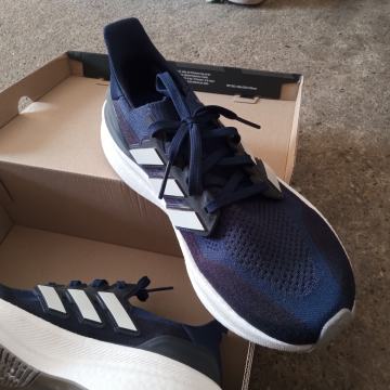 Nove Adidas Ultraboost 5 tenisice, broj 42
