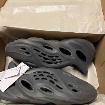 Adidas Yeezy Foam Runner ‘Carbon’