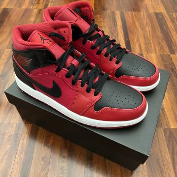 Air Jordan 1 Mid - nove
